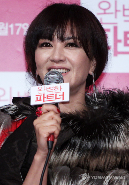 ▲ 배우 김혜선이 10일 오후 서울 성동구 행당동 CGV 왕십리에서 열린 영화 '완벽한 파트너'(감독 박헌수) 시사회에서 취재진의 질문에 답하고 있다.