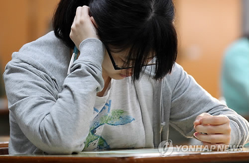 ▲ ▲2012학년도 대학수학능력시험이 10일 실시됐다. 이날 압구정고등학교 시험장에서 한 수험생이 답안지를 작성하고 있다.
