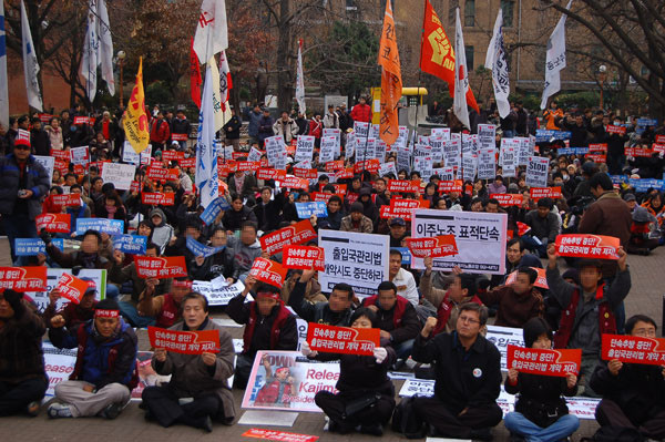 ▲ '다함께'는 최근 여의도 국회 주변에서 한미FTA저지 시위에도 적극 참여하고 있다. 사진은 한미FTA저지 시위대.