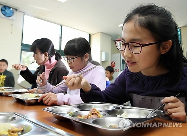 ▲ ▲지난 1일 무상급식이 실시 중인 서울 교동초등학교 학생들의 모습.