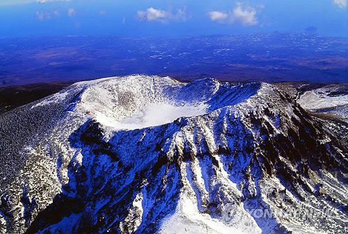 ▲ 정운찬 제주-세계7대자연경관 선정 범국민추진위원회 위원장과 우근민 제주도지사 등이 12일 오전 제주아트센터에서 제주가 뉴세븐원더스 재단이 실시한 세계 7대 자연경관에 선정됐음이 선포된 뒤 '제주도 만세! 대한민국 만세!'를 외치고 있다. (연합뉴스)