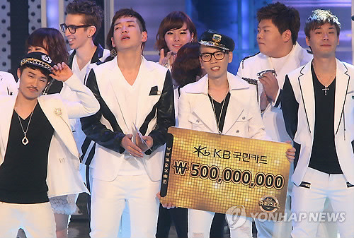 ▲ 12일 새벽 서울 잠실 실내체육관에서 열린 케이블TV Mnet '슈퍼스타K 시즌3' 파이널에서 최종 우승을 차지한 울랄라 세션이 기쁨의 눈물을 흘리고 있다. ⓒ연합뉴스