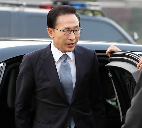 ▲ 미국 하와이에서 열릴 제19차 아시아ㆍ태평양 경제협력체(APEC) 정상회의에 참석하는 이명박 대통령이 12일 경기 성남 서울공항에 도착해 차량에서 내리고 있다. ⓒ연합뉴스