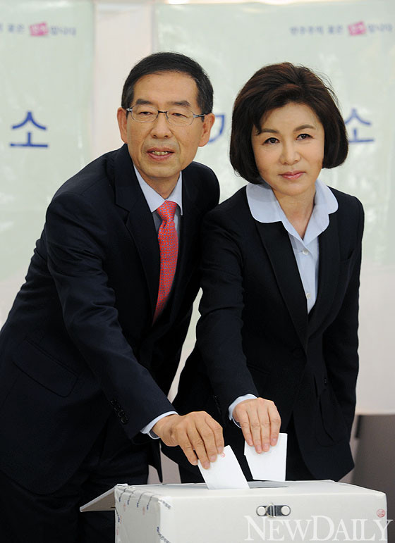 지난달 26일 박원순 서울시장과 부인 강난희씨가 투표하는 모습. ⓒ뉴데일리