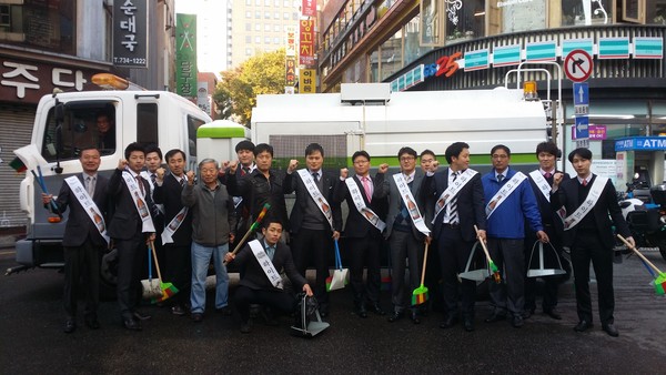 ▲ 하이트진로 특판서부지점 직원들과 종로구 관철동 문화발전위원회 회원들이 29일 서울 종로를 대표하는 관철동 '젊음의 거리' 대청소에 나섰다. 2014.10.29 ⓒ 하이트진로 특판서부지점 제공