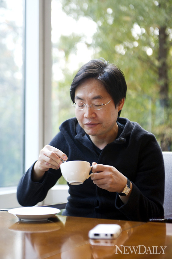 ▲ 내년 베를린 필하모닉 신년 음악회에 지휘자로 나서는 마에스트로 박성준 씨가 지난 8일 <뉴데일리>와의 인터뷰에서 이야기를 시작하고 있다. ⓒ 양호상 기자