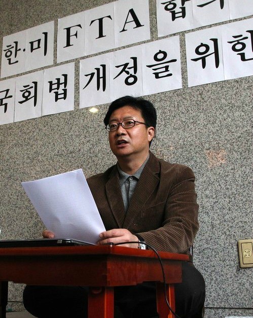 ▲ 한나라당 쇄신파인 정태근 의원이 13일 오전 국회 의원회관 로비에서 단식농성을 하고 있다. ⓒ연합뉴스