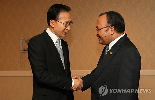 ▲ APEC회의 참석차 하와이를 방문중인 이명박 대통령이 12일(현지시간) 하와이 호놀룰루 하얏트호텔에서 피터 오닐 파푸아뉴기니 총리와 정상회담을 위해 만나 악수하고 있다.ⓒ연합뉴스