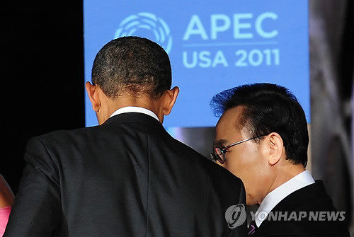 ▲ APEC 정상회의에 참석한 이명박 대통령이 12일 저녁(현지시간) 미국 하와이 호놀룰루 할레코아 호텔에서 열린 '정상 및 영부인 공식만찬'에서 영접나온 버락 오바마 미국 대통령과 이야기를 나누고 있다. ⓒ연합뉴스