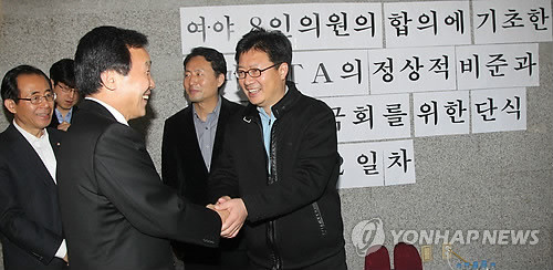 ▲ 민주당 손학규 대표가 14일 국회 의원회관에서 한-미 FTA 정상적인 합의 처리를 요구하며 단식농성을 벌이는 한나라당 정태근 의원과 악수하고 있다. ⓒ연합뉴스