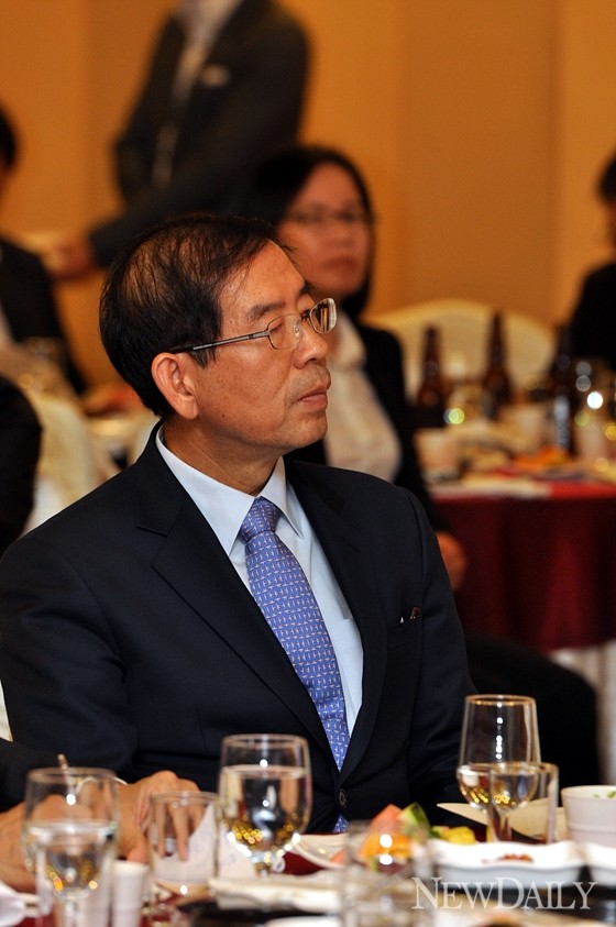 ▲ 박원순 서울시장이 14일 희망정책 자문위원회로 명명된 사실상 시정 인수위 구성을 마무리했다. 주로 좌파 시민운동권 인사들이 주축을 이룬 만큼 향후 1천만 서울시민을 대상으로 하는 정치적 실험의 무대가 될 전망이다.ⓒ뉴데일리 편집국