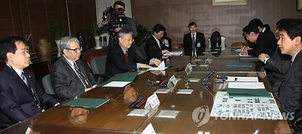 ▲ ▲이주호 교육과학기술부장관이 4일 서울 세종로 정부중앙청사에서 열린 역사교과서 관련 헌법학자 간담회에서 역사 교육과정의 '자유민주주의' 용어와 관련한 의견청취를 하고 있다.