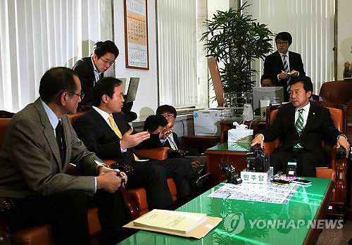 ▲ 임태희 대통령실장이 14일 오전 국회 민주당 대표실을 예방해 손학규 대표와 이야기 하고 있다. ⓒ연합뉴스