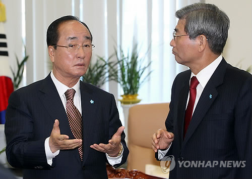 ▲ 자유선진당 심대평 대표와 김낙성 원내대표가 14일 오전 국회에서 열린 최고위원-의원총회-연석회의에서 대화를 나누고 있다. ⓒ연합뉴스