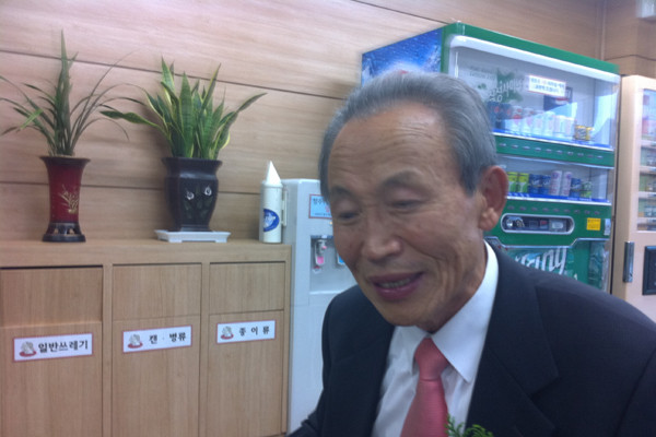 전일저축은행 피해자 비대위원장 윤형원 씨(76). 공직생활을 30여 년 한 뒤 받은 퇴직금을 맡겼다 모두 날렸다.