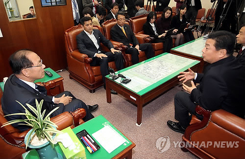 ▲ 한나라당 국회 바로세우기 모임 소속 의원들이 14일 오후 국회에서 한나라당 황우여 원내대표를 만나 대화를 나누고 있다. ⓒ연합뉴스