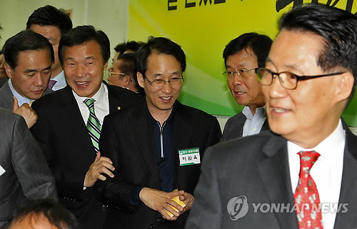 ▲ 민주당 손학규 대표가 14일 오후 서울 영등포 당사에서 열린 국회의원-지역위원장 연석회의에 참석하고 있다. 오른쪽은 박지원 전 원내대표 ⓒ연합뉴스