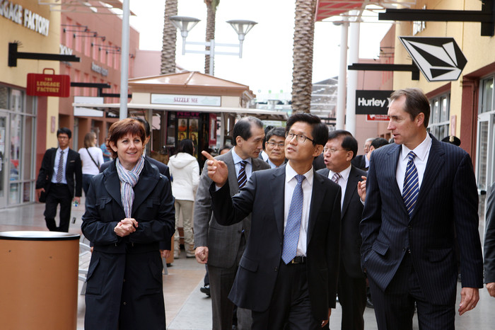 ▲ 김문수 경기도지사와 존 클라인 사이먼 첼시 사장이 13일 오전(현지시간) 미국 라스베가스 프리미엄 아울렛에서 열린 '신세계첼시 여주 프리미엄 아울렛 확장 MOU체결식'이 끝난 후 아울렛을 둘러보고 있다. ⓒ 뉴데일리