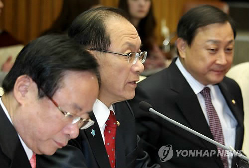 ▲ 한나라당 황우여 원내대표가 15일 국회에서 열린 원내대책회의에서 이명박 대통령의 국회 방문과 관련해 발언하고 있다. ⓒ연합뉴스