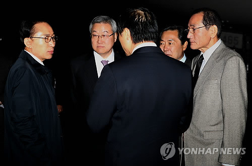 ▲ APEC 정상회의를 마치고 귀국한 이명박 대통령이 14일 경기 성남 서울공항에서 김성환 외교장관, 임태희 대통령실장, 맹형규 행안부 장관, 김효재 정무수석과 대화하고 있다.ⓒ연합뉴스