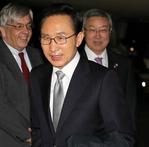 ▲ APEC 정상회의를 마친 이명박 대통령이 14일 경기 성남 서울공항으로 귀국하고 있다. ⓒ연합뉴스