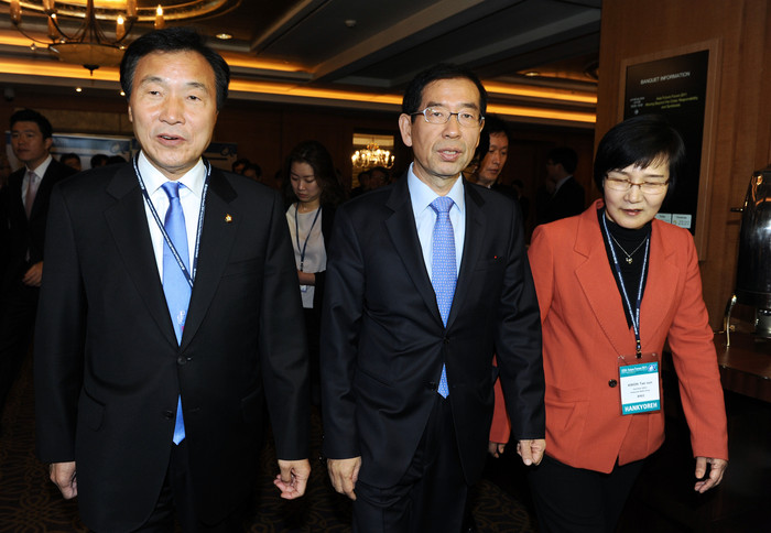 ▲ 15일 서울 중구 롯데호텔에서 열린 아시아미래포럼에서 손학규 민주당 대표와 박원순 서울시장이 나란히 입장하고 있다. ⓒ 뉴데일리