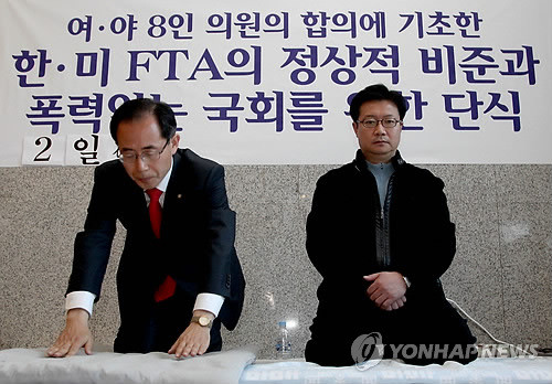 ▲ 민주당 김성곤 의원이 14일 국회 의원회관 로비에서 단식 중인 한나라당 정태근 의원 농성장을 방문해 108배를 하고 있다. ⓒ연합뉴스