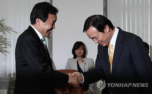 ▲ 민주당 손학규 대표가 14일 오전 국회를 예방한 임태희 대통령실장과 악수하고 있다. ⓒ 연합뉴스