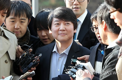 ▲ 15일 오전 경기도 수원시 영통구 서울대 융합과학기술대학원으로 안철수 원장이 출근하자 취재진들이 이번 기부와 정치 행보에 대해 질문하고 있다. 안 원장은 이번 1천500억원 상당의 기부는 당연한 일일뿐이라고 짧게 입장을 밝혔다. ⓒ 연합뉴스