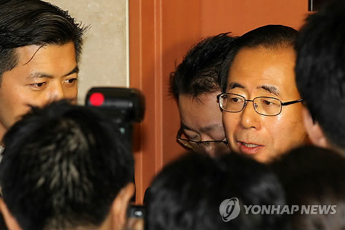 ▲ 지난 10일 한나라당 홍정욱 의원과 민주당 김성곤 의원이 한-미 FTA 합의처리를 촉구하는 기자회견을 한 뒤 기자들의 질문에 답하고 있다. ⓒ연합뉴스