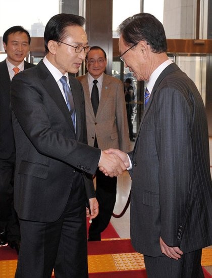 ▲ 한-미 FTA 비준안 협조를 요청하기 위해 국회를 방문한 이명박 대통령이 15일 오후 박희태 국회의장의 영접을 받아 악수하고 있다. ⓒ연합뉴스