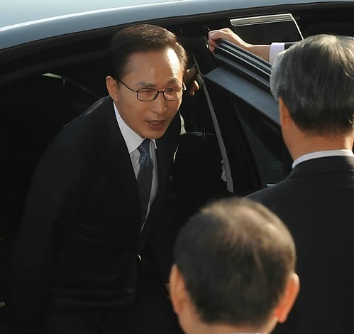 ▲ 15일 오후 3시 한-미 FTA 비준안 처리 요청을 위해 국회를 방문한 이명박 대통령이 차에서 내리면서 권오을 국회 사무총장을 보고 환한 표정을 짓고 있다.