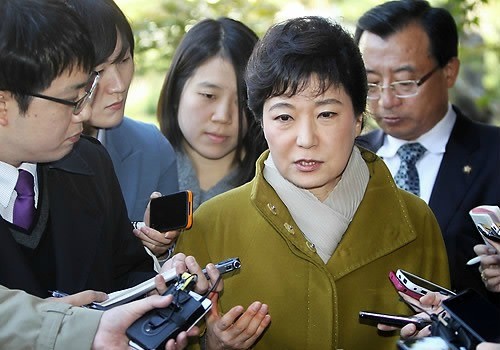 ▲ 박근혜 한나라당 전 대표는 15일 안철수 서울대 융합과학기술대학원장이 1,500억원 상당의 주식을 사회에 환원키로 한 것을 두고 