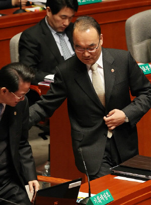 ▲ 정부가 제출한 2012년도 예산안에 대한 국회 예산결산특별위원회의 부별심사가 계속된 15일 오전 박재완 기획재정부장관이 회의장에 출석해 류성걸 제2차관과 교대하고 있다. ⓒ 연합뉴스