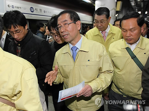 ▲ 박원순 서울시장이 15일 오후 서울 시청역에서 실시된 대규모 정전대비 지하철 대응훈련을 참관하고 있다.ⓒ