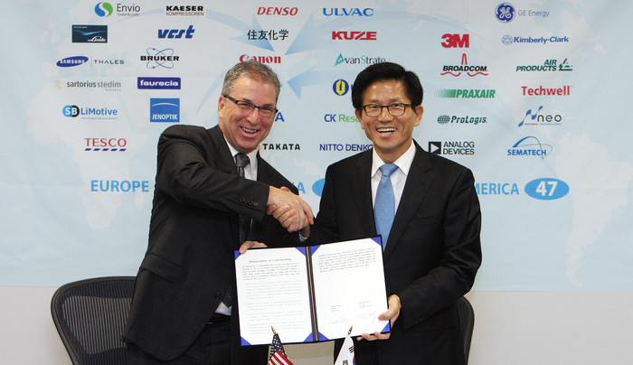 ▲ 미국을 방문중인 김문수 경기도지사가 현지시간 14일 노스캐롤라이나주 샬럿에 위치한 셀가드(Celgard) 본사에서 '경기도-셀가드 투자유치 양해각서(MOU) 체결식'을 한 뒤 미첼 풀위 셀가드사 사장등 참석자들과 김지사의 재임기간중 100번째 외국기업 유치를 기념하는 퍼포먼스를 하고 있다 ⓒ 경기도