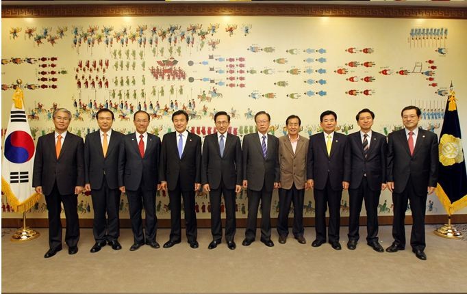 ▲ 이명박 대통령이 15일 오후 국회를 방문해 박희태 국회의장 및 여야 지도부들과 기념 촬영을 하고있다. ⓒ청와대