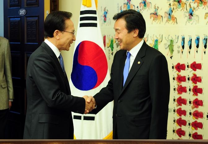 ▲ 15일 오후 국회를 방문한 이명박 대통령이 손학규 민주당 대표와 악수하고 있다. ⓒ청와대