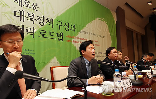 ▲ 15일 서울 중구 프레스센터에서 평화재단 주최로 열린 대북정책 심포지엄에서 한나라당 원희룡 최고위원(왼쪽에서 두번째)이 남-북-러 가스관 사업에 대해 발표하고 있다. ⓒ연합뉴스