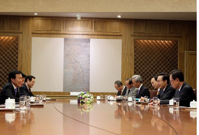 ▲ 15일 국회를 방문한 이명박 대통령이 박희태 국회의장-여야 지도부들과 한미 FTA 비준 동안 처리에 대해 협의하고 있다.ⓒ청와대