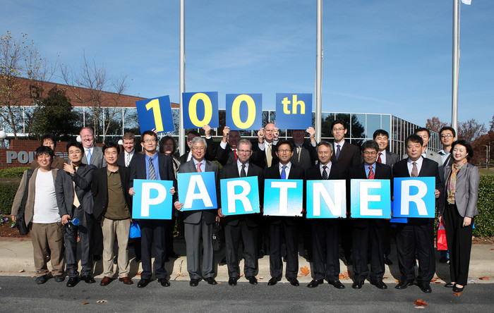 ▲ 미국을 방문중인 김문수 경기도지사가 현지시간 14일 노스캐롤라이나주 샬럿에 위치한 셀가드(Celgard) 본사에서 '경기도-셀가드 투자유치 양해각서(MOU) 체결식'을 한 뒤 미첼 풀위 셀가드사 사장등 참석자들과 김지사의 재임기간중 100번째 외국기업 유치를 기념하는 퍼포먼스를 하고 있다 ⓒ 경기도