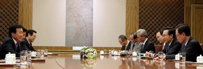 ▲ 15일 국회를 방문한 이명박 대통령이 박희태 국회의장-여야 지도부들과 한미 FTA 비준 동안 처리에 대해 협의하고 있다. ⓒ 청와대