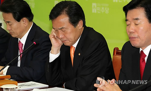 ▲ 민주당 손학규 대표가 16일 오전 국회 당 대표실에서 열린 최고위원회의에서 굳은 표정으로 회의자료를 보고 있다. ⓒ연합뉴스