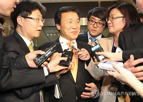 ▲ 16일 민주당 손학규 대표가 의원총회가 끝난 뒤 회의장을 나서며 취재진의 질문세례를 받고 있다. ⓒ연합뉴스