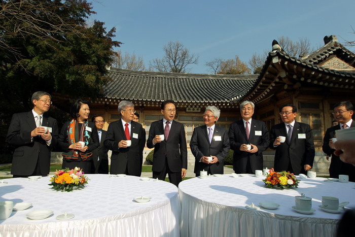 ▲ 이명박 대통령이 16일 수도권 주요대학 총장들을 청와대로 초청, 오찬을 갖기에 앞서 환담을 나누고 있다.ⓒ청와대