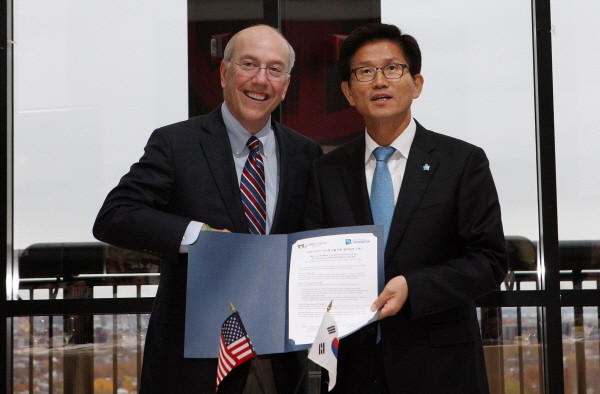 ▲ 미국을 방문중인 김문수 경기도지사가 현지시간 15일 오후 워싱턴DC에 위치한 미국아동국립의료센터를 방문해 뉴만 의료원장과 경기도-미 국립아동국립의료센터 MOU 체결식을 한 뒤 포즈를 취하고 있다. ⓒ