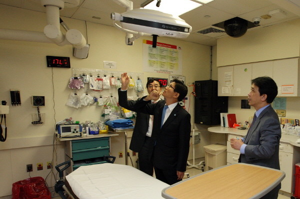 ▲ 미국을 방문중인 김문수 경기도지사가 현지시간 15일 오후 워싱턴DC에 위치한 미국아동국립의료센터를 방문해 시설을 살펴보고 있다. ⓒ