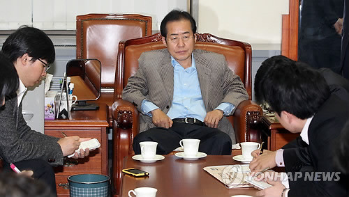 ▲ 한나라당 홍준표 대표가 16일 오후 국회 당대표실에서 한-미 FTA에 대한 기자들의 질문을 받고 있다. ⓒ연합뉴스