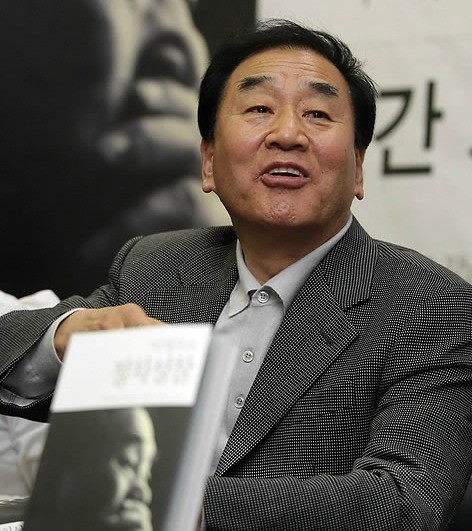 ▲ 특임장관을 지낸 이재오 한나라당 의원이 16일 서울 강남 교보문고에서 자신의 정치평론서인 `이재오의 정치성찰' 출판을 기념해 사인회를 열고 구매자들에게 사인을 해주고 있다. ⓒ연합뉴스