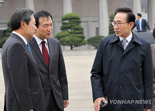 ▲ 아세안 관련 정상회의 참석과 필리핀 국빈 방문을 위해 출국하는 이명박 대통령이 17일 경기 성남 서울공항에서 임태희 대통령실장, 맹형규 행안부 장관과 이야기를 나누고 있다.ⓒ연합뉴스